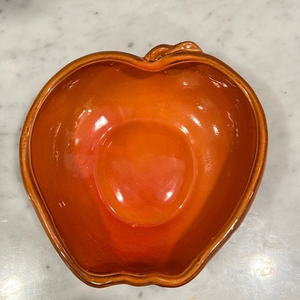 Pottery Barn Apple Shaped serving Bowl microwave/Dishwasher safe‎ 10” x 10”